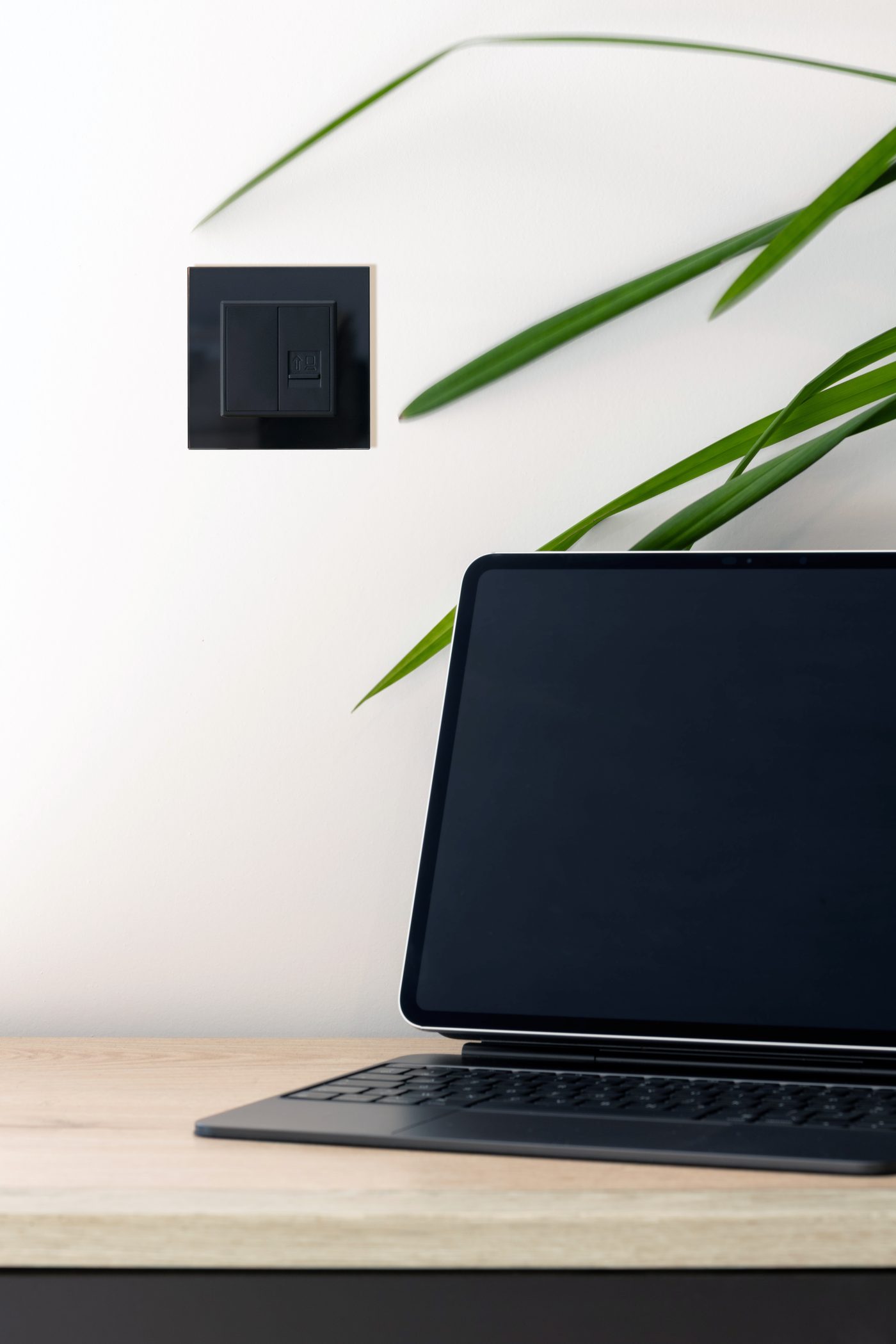 Prise réseau design dans un intérieur lumineux