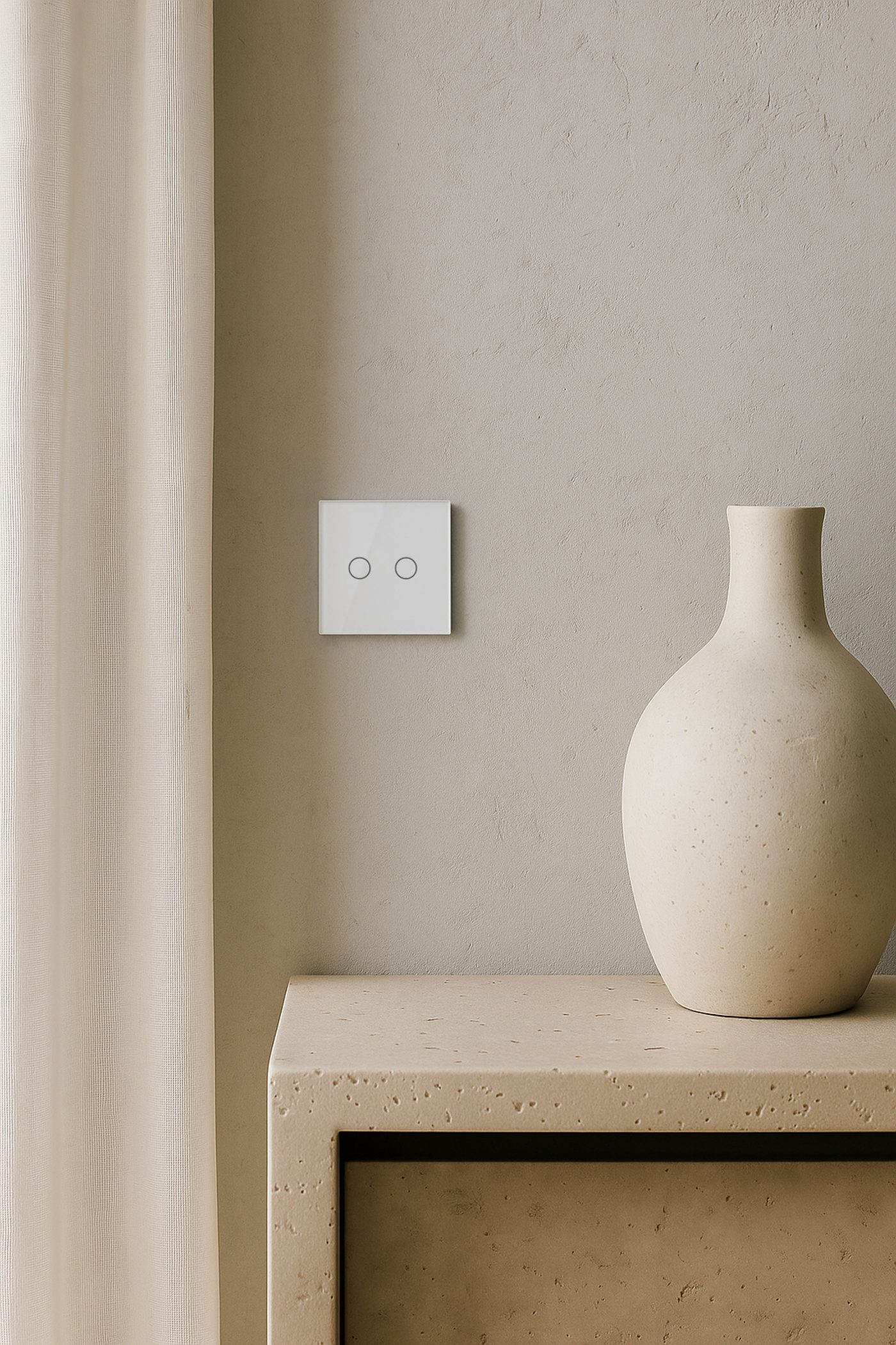 Interrupteur design sur un mur habillé de travertin